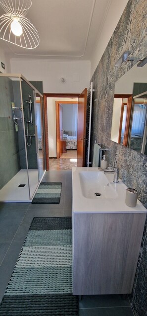 Dusche, Haartrockner, Bidet, Handtücher
