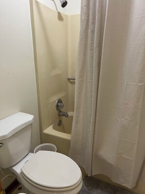 Haartrockner, Handtücher, Seife, Toilettenpapier