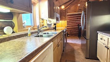 House, Multiple Beds (Yodeling Loon Hideaway) | Private kitchen