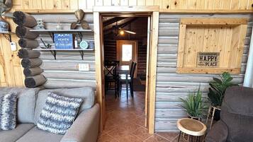 Casa, varias camas (Yodeling Loon Hideaway) | Área de sala de estar