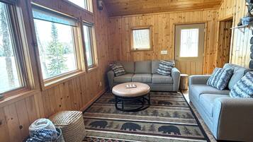 Casa, varias camas (Yodeling Loon Hideaway) | Área de sala de estar