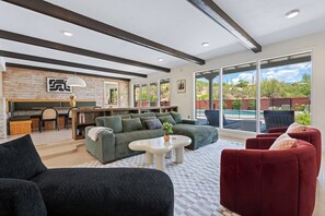 Fernseher, Kamin, Tischtennisplatte