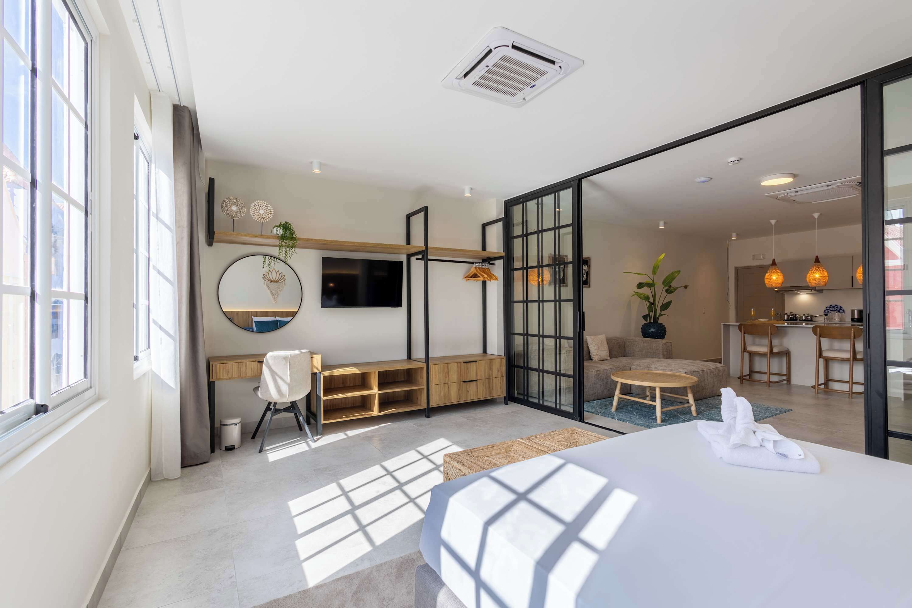 1 dormitorio, escritorio, tabla de planchar con plancha y wifi
