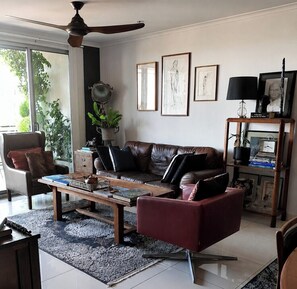 Smart TV - Darwin City Apartment 
Large Garden Balcony with Uninterrupted Views... (Darwin City)