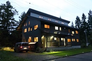 Exterior - Luxury Ski Chalet with Hot Tub | Walking Distance to the Slopes | Sleeps 13 (白馬村)