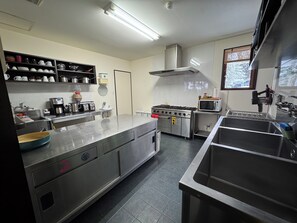 Private kitchen - Luxury Ski Chalet with Hot Tub | Walking Distance to the Slopes | Sleeps 13 (白馬村)
