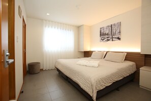 Room - Luxury Ski Chalet with Hot Tub | Walking Distance to the Slopes | Sleeps 13 (白馬村)