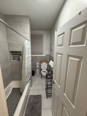 Towels, soap, toilet paper - Spacious 4-bedroom house in charming Philadelphia with central air and gazebo. (Philadelphia)