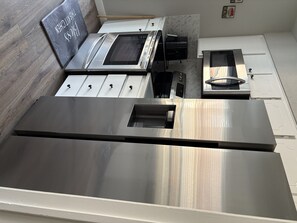 Private kitchen - Cozy Townhome close to airport, shopping, Toyota Music Factory and restaurants (Irving)