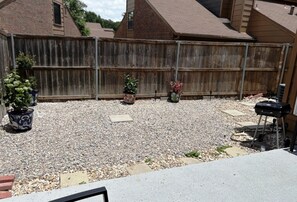 Property grounds - Cozy Townhome close to airport, shopping, Toyota Music Factory and restaurants (Irving)