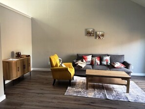 Living area - Cozy Townhome close to airport, shopping, Toyota Music Factory and restaurants (Irving)