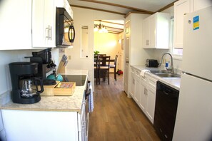 Wasserkocher mit Kaffee-/Teezubehör, Kühlschrank, Mikrowelle, Ofen