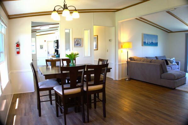 Dining - 3-bedroom 2-bathroom in historic Havre de Grace with large yard and pet friendly (Havre de Grace)