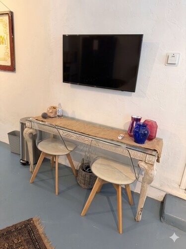 Fantastic Central Talmadge Studio ,Easy City Access