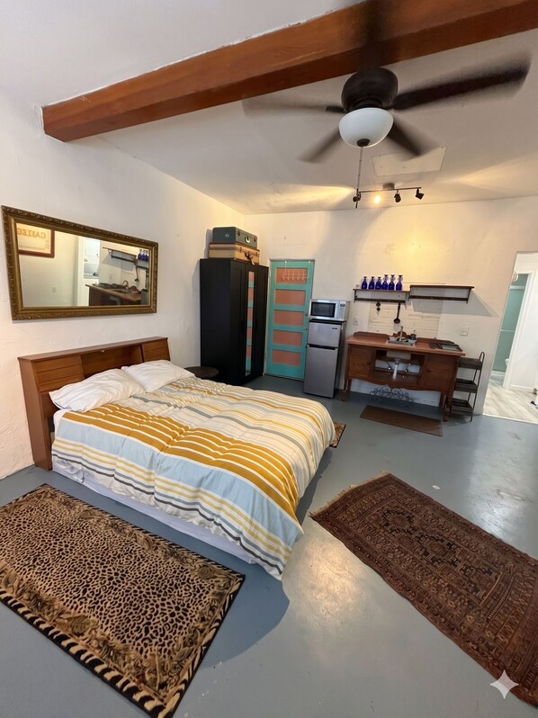 Iron/ironing board, WiFi, bed sheets - Fantastic Central Talmadge Studio ,Easy City Access (San Diego)