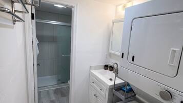 Douche, séchoir à cheveux, serviettes fournies, savon