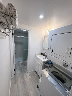 Shower, hair dryer, towels, soap - Fantastic Central Talmadge Studio ,Easy City Access (San Diego)