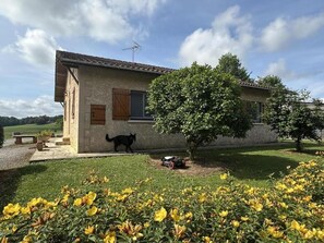 A house with a stone facade, a wooden door, and a tree in the yard. - Galas - HAURIET - Vacation Rental (HAURIET)