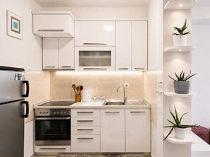 Private kitchen - Peaceful Lake Ohrid Stay ·Free Parking·Fast Wi-Fi (Ohrid)