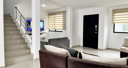 House with Private Pool, BBQ, and Jacuzzi in Guayaquil's Social District