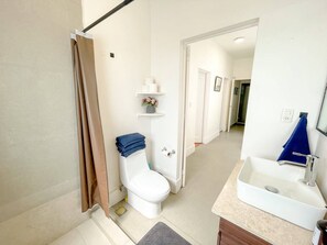 Dusche, Haartrockner, Handtücher, Seife