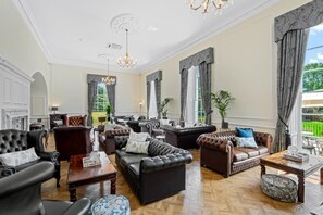 Living area - West Court Retreat (Wokingham)