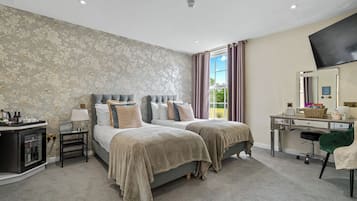 Classic Double or Twin Room | Premium bedding, minibar, in-room safe, laptop workspace