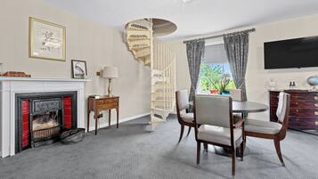 Deluxe Room | Premium bedding, minibar, in-room safe, laptop workspace