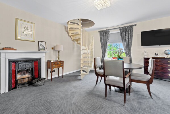 Deluxe Room | Premium bedding, minibar, in-room safe, laptop workspace - West Court Retreat (Wokingham)