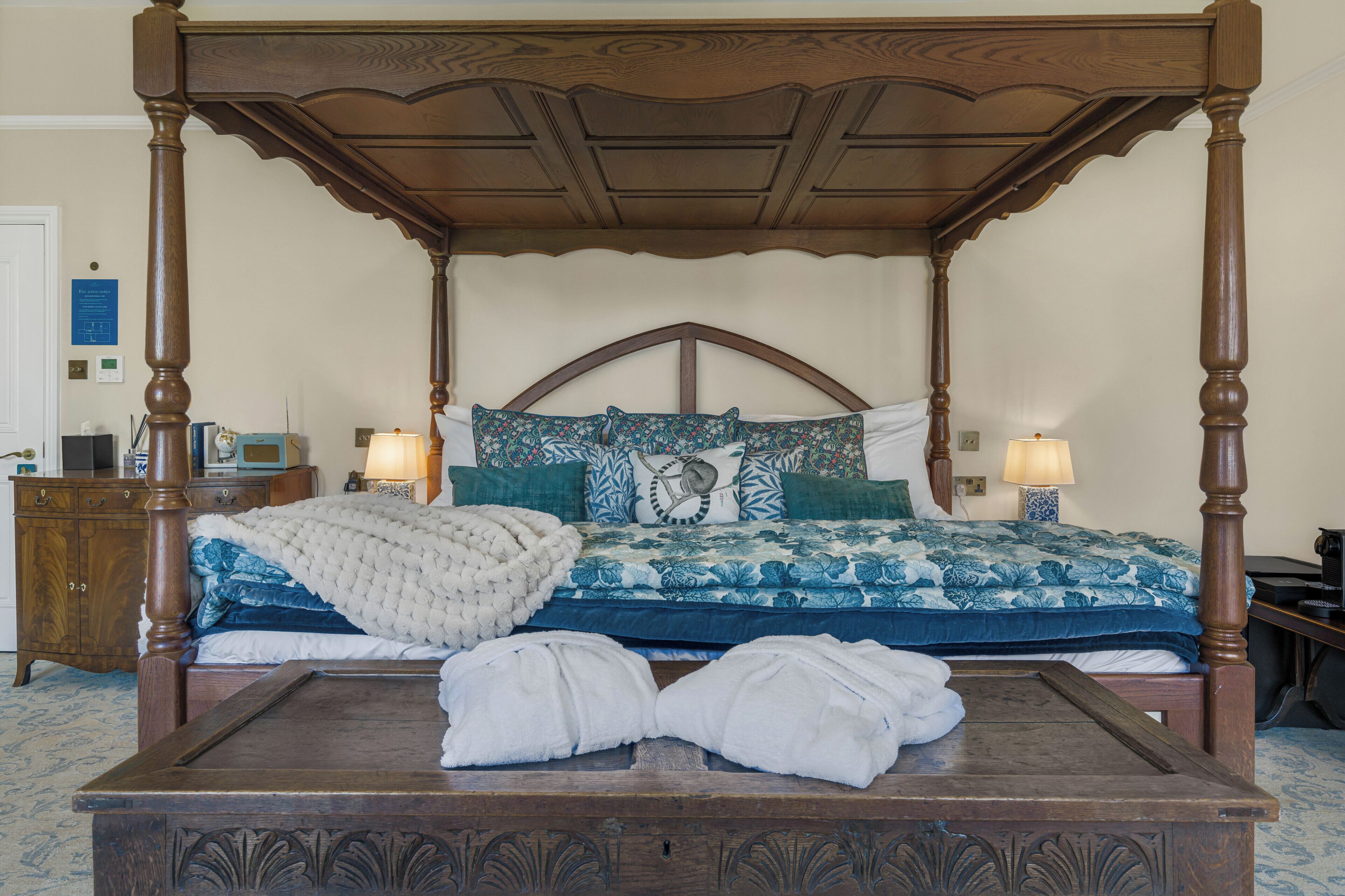 Habitación Deluxe | Ropa de cama de alta calidad y minibar 