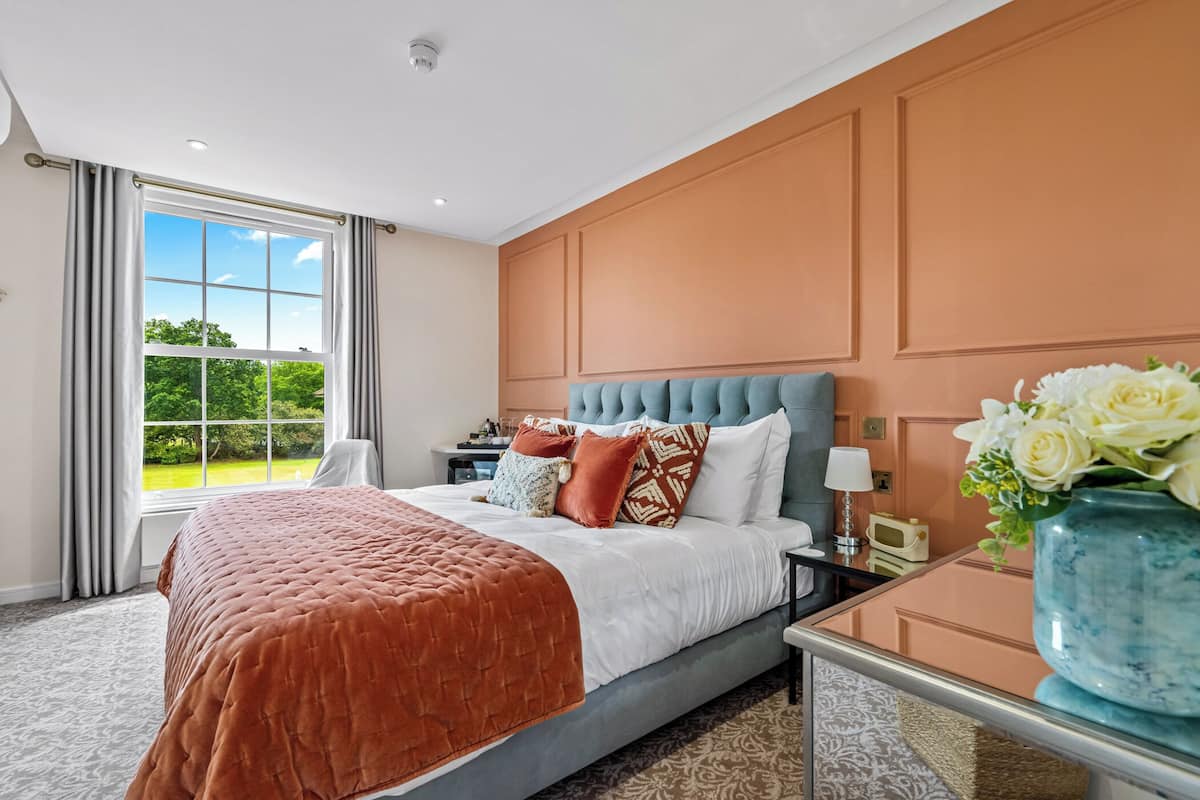 Habitación Signature con 1 cama doble o 2 individuales | Ropa de cama de alta calidad, minibar, caja fuerte
