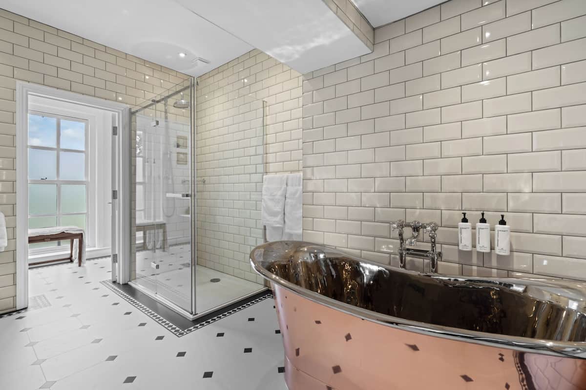 Deluxe-huone | Kylpyhuone | Erillinen kylpyamme ja suihku, ilmaiset hygieniatuotteet