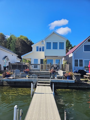 Peaceful 3-bedroom waterfront house with AC on charming Sodus Bay