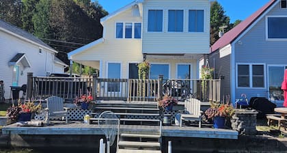 Peaceful 3-bedroom waterfront house with AC on charming Sodus Bay