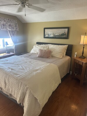 Iron/ironing board, Internet, bed sheets - Peaceful 3-bedroom waterfront house with AC on charming Sodus Bay (Sodus Point)