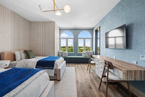 Ein modernes Schlafzimmer mit Bett, Nachttisch und Schreibtisch mit Stuhl.