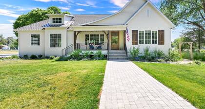 Luxurious Lake-View Retreat in Historic Old Huntsville Spa, Sauna, Hot Tub, Heated Driveway
