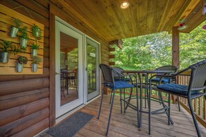 Outdoor dining - RIVER CABIN AT LAKE LURE - RIVERFRONT OASIS - PRIVATE&GATED--BEACH/LAKES/RIVER (Lake Lure)