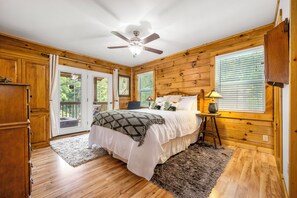 4 bedrooms, desk, iron/ironing board, WiFi - RIVER CABIN AT LAKE LURE - RIVERFRONT OASIS - PRIVATE&GATED--BEACH/LAKES/RIVER (Lake Lure)