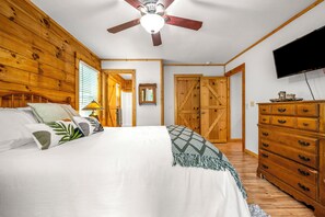 4 habitaciones, escritorio y tabla de planchar con plancha 