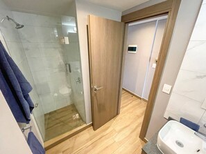 Dusche, Haartrockner, Handtücher, Seife
