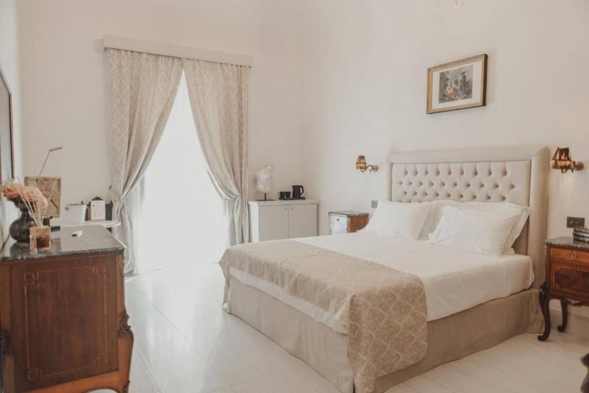 Habitación doble superior, balcón, vista a la ciudad | Sábanas italianas Frette, ropa de cama de alta calidad y edredón