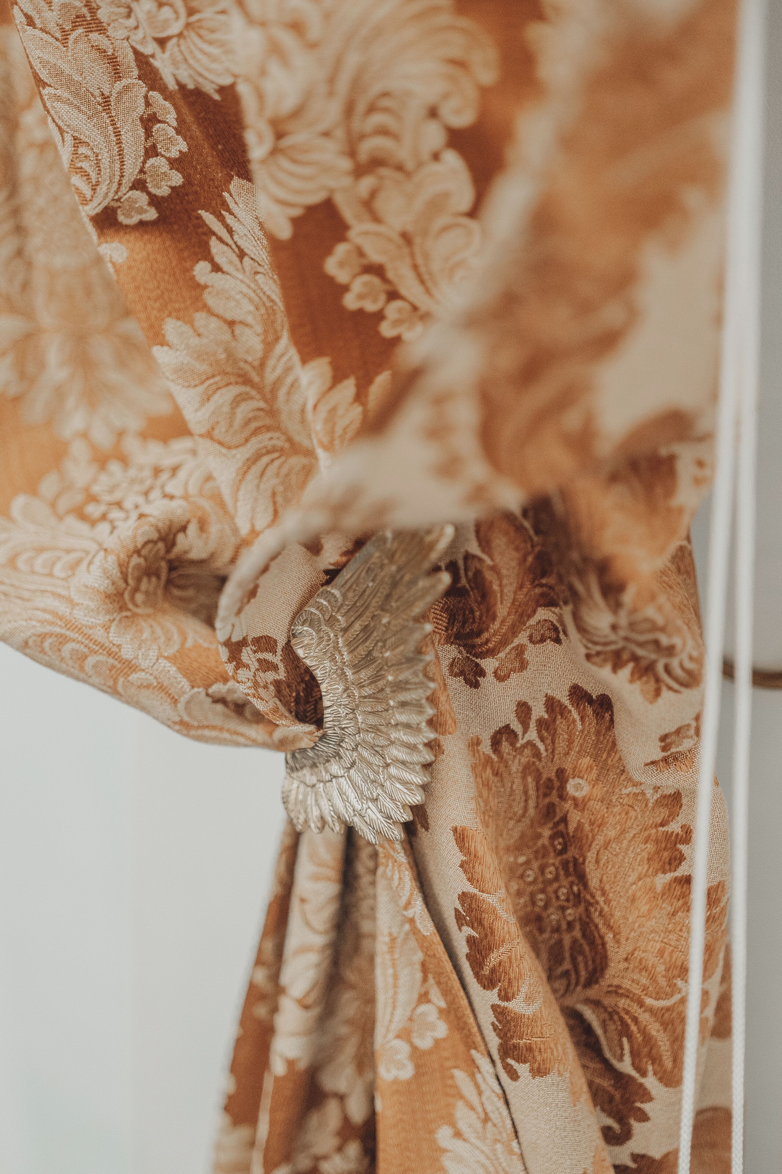 Primer plano de una tela con estampado floral.