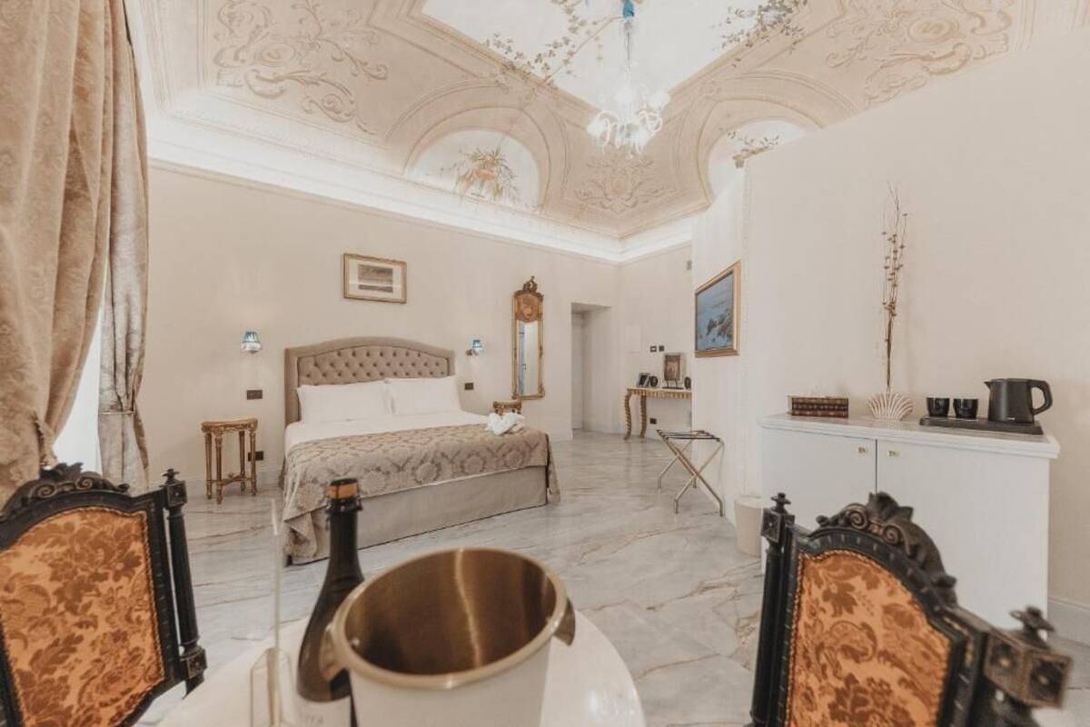 Habitación doble Deluxe, balcón, vista parcial al mar | Sábanas italianas Frette, ropa de cama de alta calidad y edredón