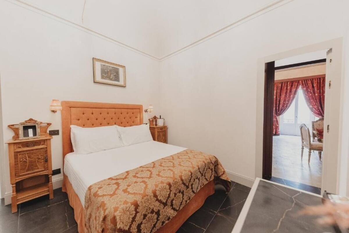 Habitación doble clásica, vista al patio | Sábanas italianas Frette, ropa de cama de alta calidad y edredón