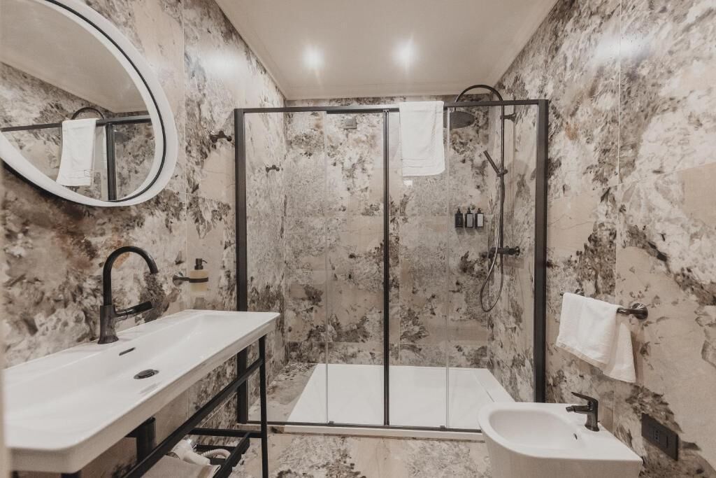 Suite Superior, balkon, pemandangan kota | Kamar mandi | Shower, perlengkapan mandi gratis, pengering rambut, dan jubah mandi