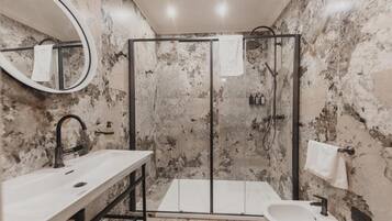 Suite Superior, balkon, pemandangan kota | Kamar mandi | Shower, perlengkapan mandi gratis, pengering rambut, dan jubah mandi