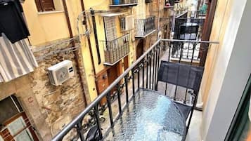 Superior Double Room, Balcony, City View | Outdoor dining