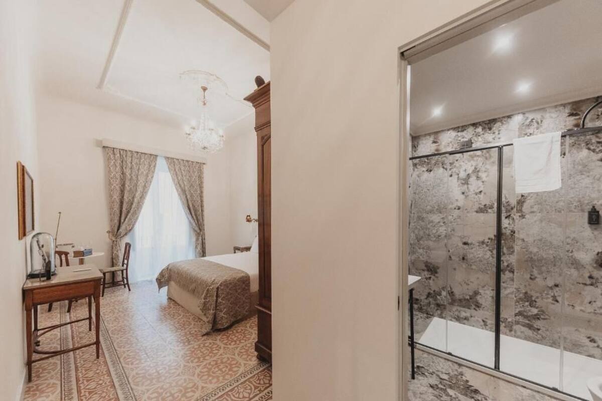 Suite superior, balcón, vista a la ciudad | Sábanas italianas Frette, ropa de cama de alta calidad y edredón