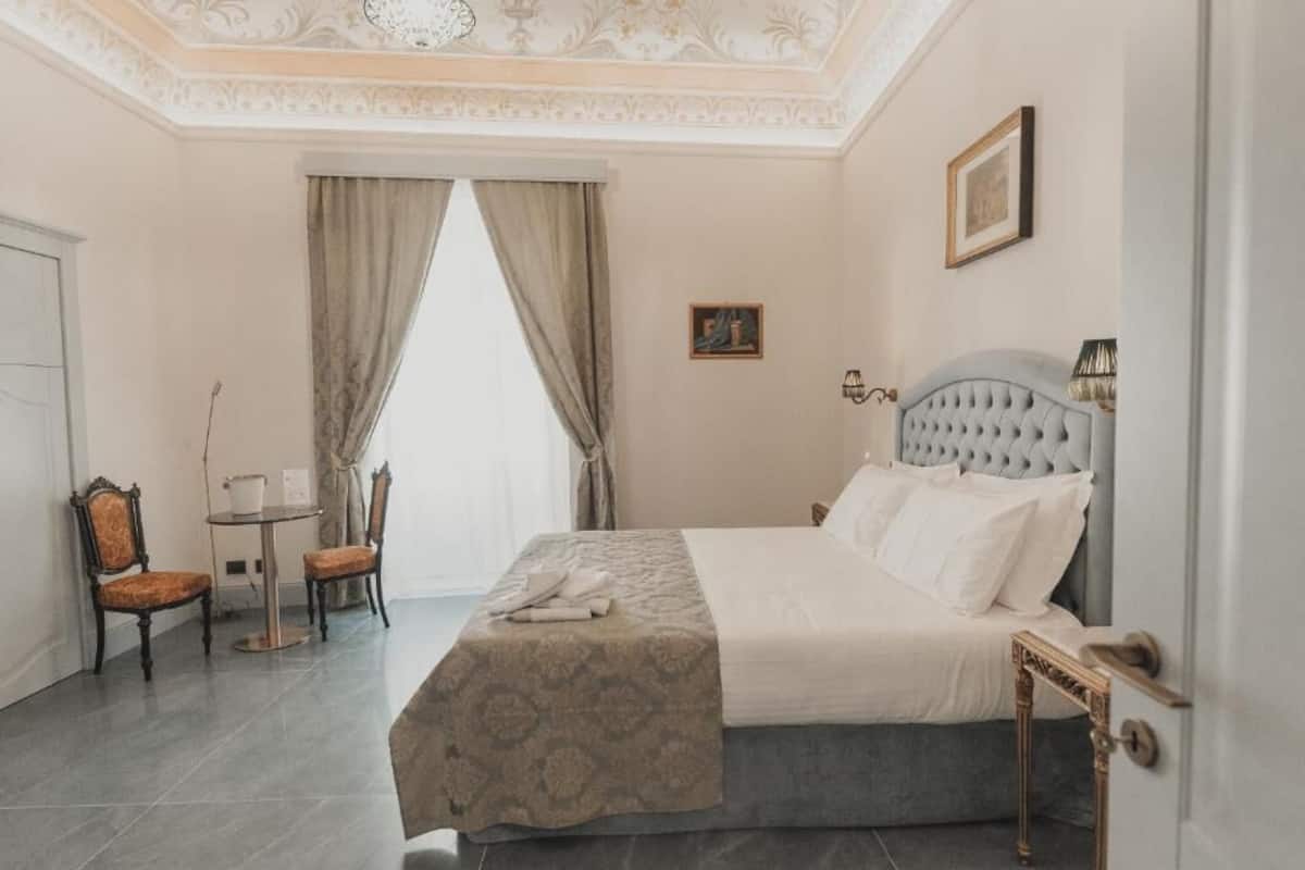 Habitación doble Deluxe, balcón, vista parcial al mar | Sábanas italianas Frette, ropa de cama de alta calidad y edredón
